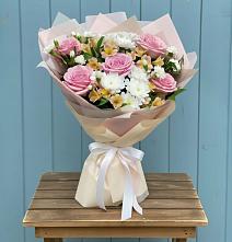 Букет цветов из:  Гвоздики, Орхидеи и Розы в Каневской