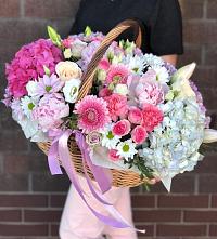 Цветочная композиция из Розы, Хризантемы, Пионы и Лизиантусы в корзине в Каневской