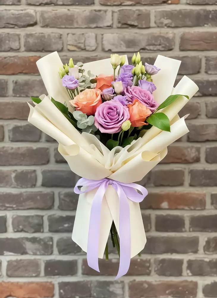 Букет цветов из: Лизиантусы и Розы в Каневской