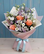 Букет цветов из:  Лизиантусы, Розы, Альстромерии и Гипсофила в Каневской