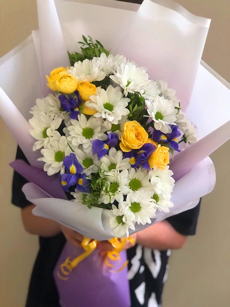 Букет цветов из: Ирисы, Хризантемы и Розы в Каневской