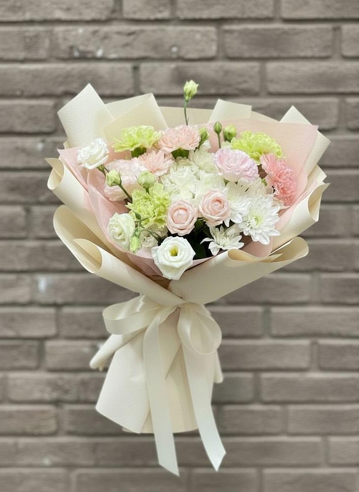 Букет цветов из: Гвоздики, Розы, Лизиантусы и Хризантемы в Каневской