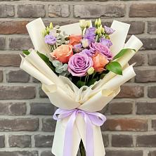 Букет цветов из:  Лизиантусы и Розы в Каневской