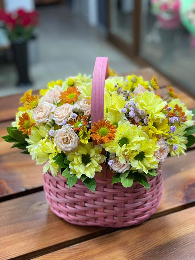Цветочная композиция из Хризантемы и Розы в корзине в Каневской