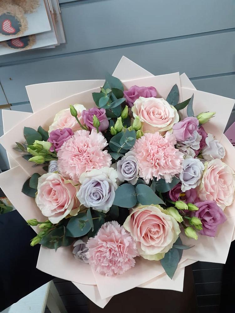 Букет цветов из: Розы, Гвоздики и Лизиантусы в Каневской